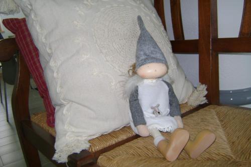 a figurine of a gnome sitting on a chair at Affittacamere Rubino Guest House in Ponte nellʼAlpi