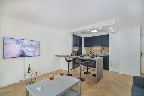 Il comprend une cuisine et un salon avec une table. dans l'établissement Disney and Paris * Netflix * Parking * 6 pers, à Chessy