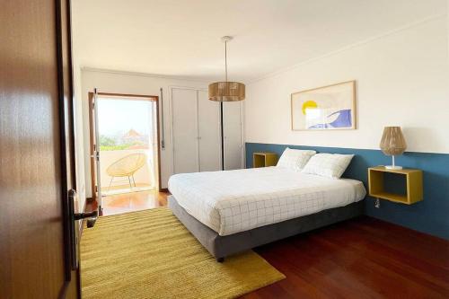 a bedroom with a bed and a window at Yellow House Aveiro Smart TV and garage in Aveiro