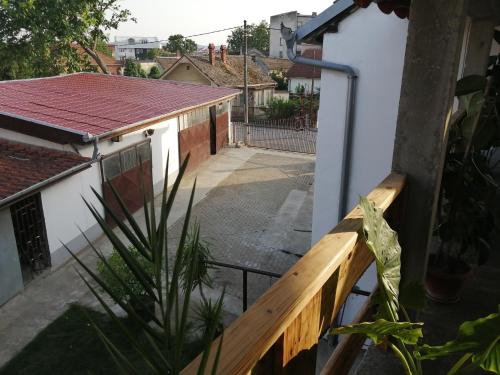 een uitzicht vanaf het balkon van een huis met een houten leuning bij Gaga in Veliko Gradište