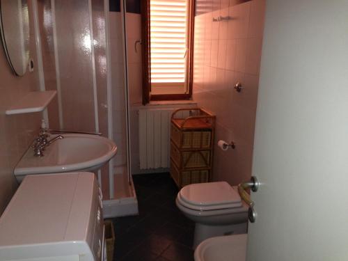a bathroom with a toilet and a sink at Casa Lucia in Rosignano Solvay