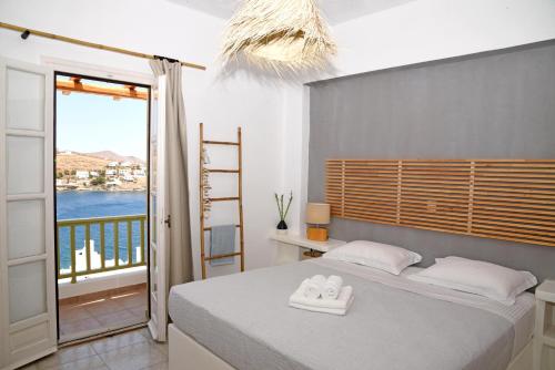 A bed or beds in a room at NEFELI SUITES KYTHNOS