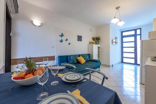 un soggiorno con un tavolo con una ciotola di frutta di Villa Lia a Dubrovnik