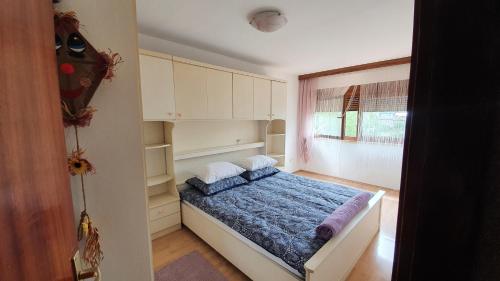 um pequeno quarto com uma cama num quarto em Apartman CaCO3 - Potpuno opremljen stan u blizini Plitvičkih jezera em Korenica