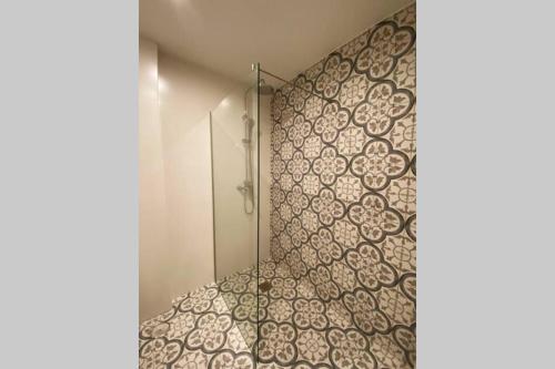 baño con ducha y pared de azulejos en Santuário de Fátima - Fátima Host 2AP6, en Fátima