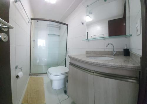 ein Bad mit einem WC, einem Waschbecken und einer Dusche in der Unterkunft Flat no Bristol Recife Hotel in Recife