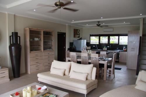 Ruang duduk di The Beach Front Villas - North Bali