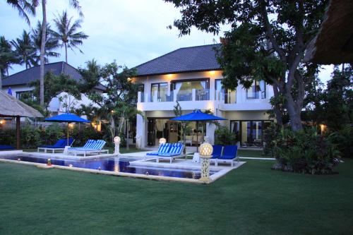 Bazén v ubytování The Beach Front Villas - North Bali nebo v jeho okolí