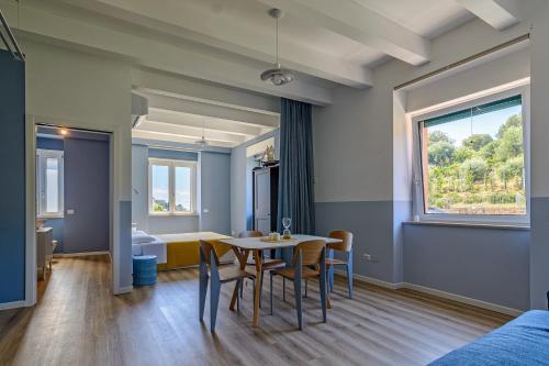 アグローポリにあるCasa Vittoriaのテーブルと椅子、ベッドルーム1室が備わります。