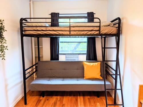 Двуетажно легло или двуетажни легла в стая в The VILLAGE HOUSE NYC