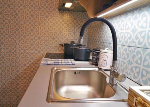 A kitchen or kitchenette at Royal Blue Grand Suite No 3