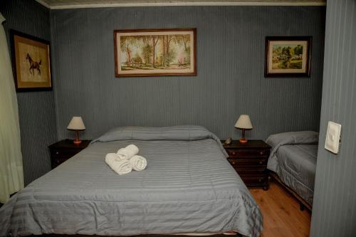 a bedroom with two rolled towels on a bed at Chalé Terrazza in Campos do Jordão