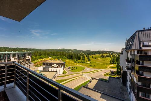 een balkon met uitzicht op de campus bij SILVER MOUNTAIN - ANA'S Apartments in Poiana Brasov