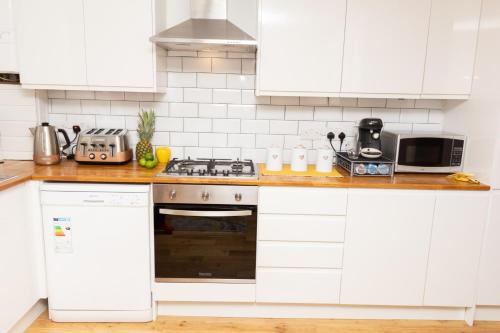 A cozinha ou cozinha compacta de Modern 4 bedroom flat near Brighton Station