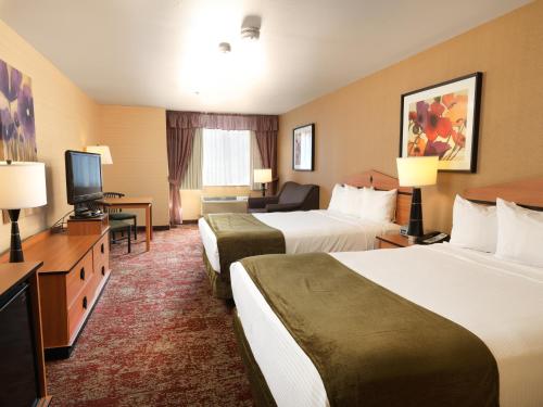 Crystal Inn Hotel & Suites - Midvalley tesisinde bir odada yatak veya yataklar