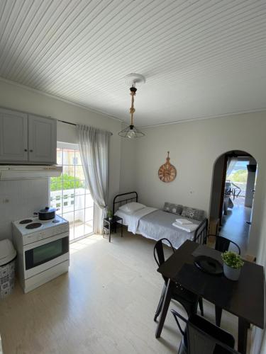 a room with a bed and a kitchen with a table at Asteria House in Animborió