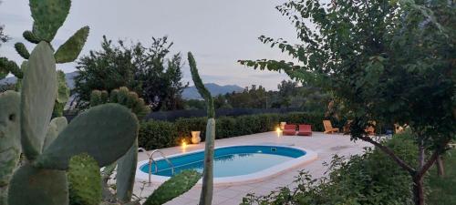 una piscina in un giardino con cactus di Indipendente con PISCINA USO ESCLUSIVO Internet illimitato a Siniscola
