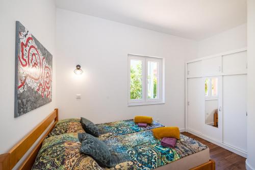 sypialnia z dwoma łóżkami i oknem w obiekcie Apartments Junior w mieście Zadar