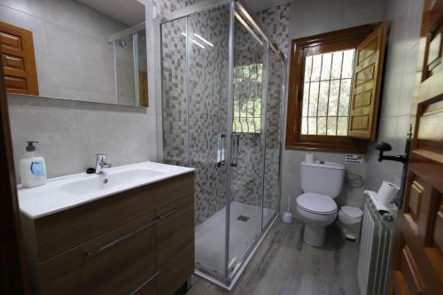 A bathroom at VILLA FORASTERA