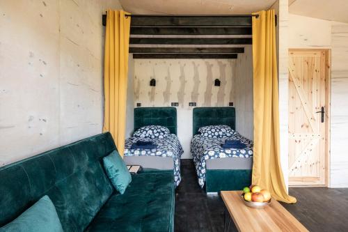 salon z 2 łóżkami i kanapą w obiekcie Góra Jabłek Mazury Mikolajki w mieście Lipowo