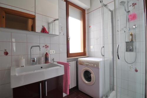 a bathroom with a sink and a washing machine at Sole & Querce Apartments- Bike Friendly with garage in Lanciano