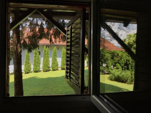 Un jardín fuera de Kuća Dragović