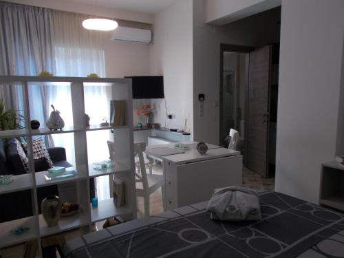 a living room with a kitchen and a room with a table at Studio στο κέντρο του Βόλου in Volos