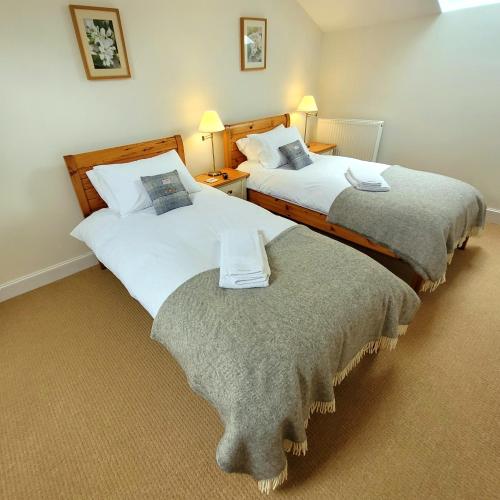 Postel nebo postele na pokoji v ubytování Loch Lomond Finnich Cottages