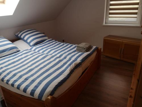 Tempat tidur dalam kamar di Haus2 am Meer Mieroszyno