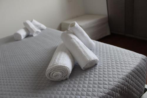 twee opgerolde handdoeken op het bed bij B&B San Salvo in San Salvo
