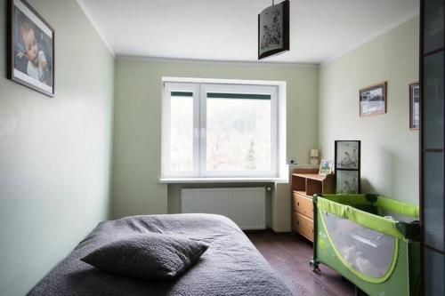 Tempat tidur dalam kamar di Apartament rodzinny 2 pokojowy. Widok na Snieżke.