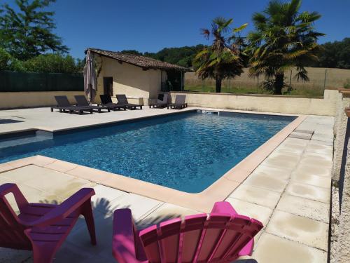una piscina con sillas y una casa en Gites de Nicou - Le Fournil, en Monflanquin