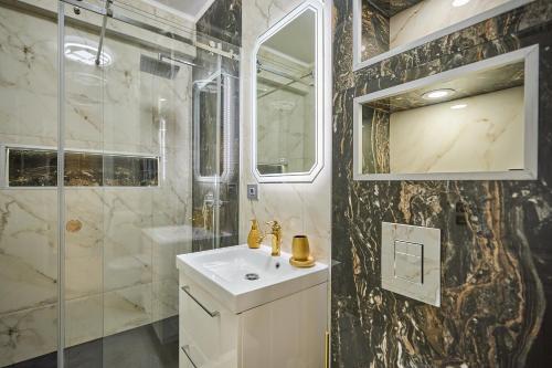 A bathroom at Luxury by the sea, Mamaia