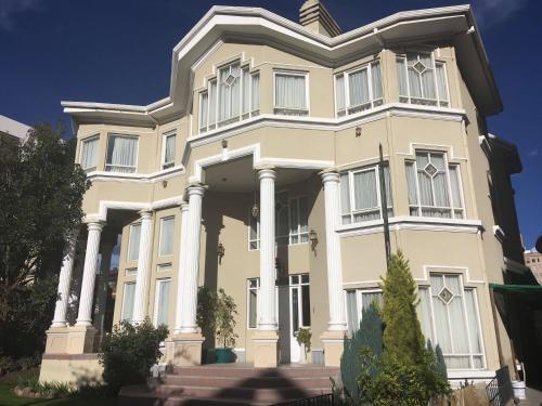 a large cream colored house with white columns at B&B 518 in La Paz