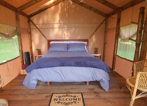 a bedroom with a bed in a tent at Glamping Verde 360 in Guasca