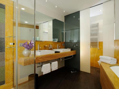 Et badeværelse på Babuino 181 - Small Luxury Hotels of the World