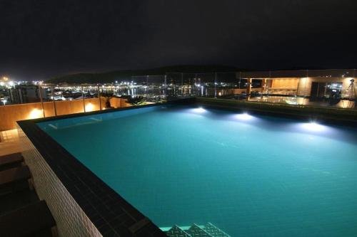 Flat Edifício Royale 305 tesisinde veya buraya yakın yüzme havuzu
