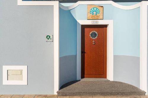 una puerta en una casa con un cartel encima en Cottage Pearl - Rural Holiday Experience by SeaPearl, en Paul do Mar