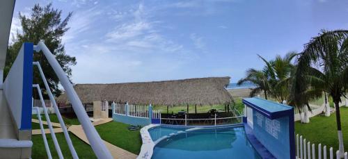 Hotel Perlas del Golfo veya yakınında bir havuz manzarası