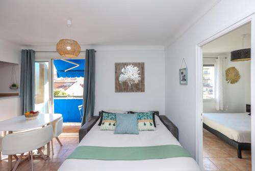 une chambre avec un lit et une table et une salle à manger dans l'établissement Le Provençale : Plages, Balcon, Clim, à Vallauris