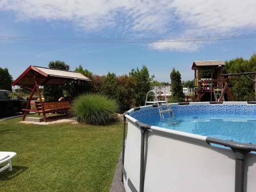 Bazén v ubytovaní Holiday home in Balatonkeresztur 41050 alebo v jeho blízkosti