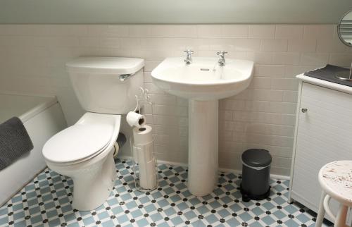 ein Badezimmer mit Toilette und Waschbecken in der Unterkunft Drumena Cottage in Kilcoo