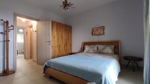 Łóżko lub łóżka w pokoju w obiekcie Asterias Maisonette & Apartments