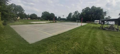 a tennis court with a net on the grass at Bungalov Silvie in Litoměřice