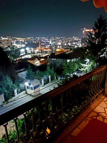 Γενική άποψη της πόλης Πρίστινα ή θέα της πόλης από  αυτό το διαμέρισμα