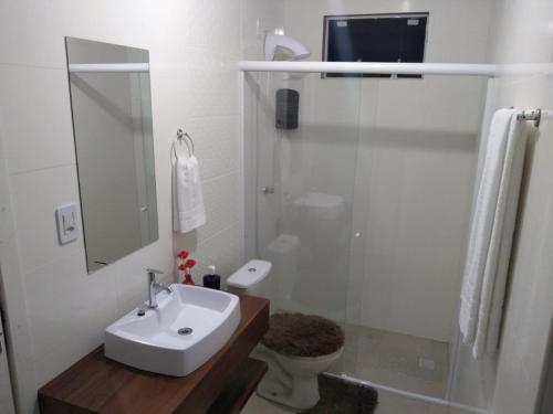 a bathroom with a toilet and a sink and a shower at Hospedagem Alternativa - Ana Paula in São Joaquim