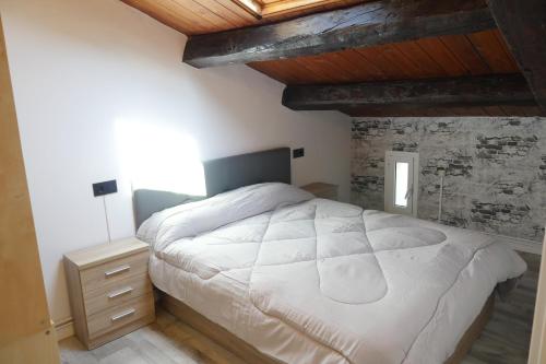 A bed or beds in a room at Rita, apartament ideal per a dos