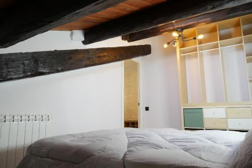 Ένα ή περισσότερα κρεβάτια σε δωμάτιο στο Rita, apartament ideal per a dos