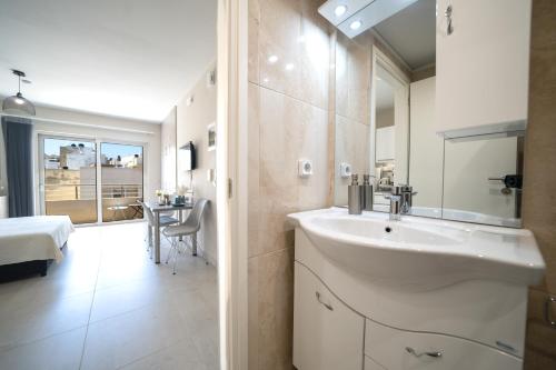 Cama ou camas em um quarto em LargaStrada Suites