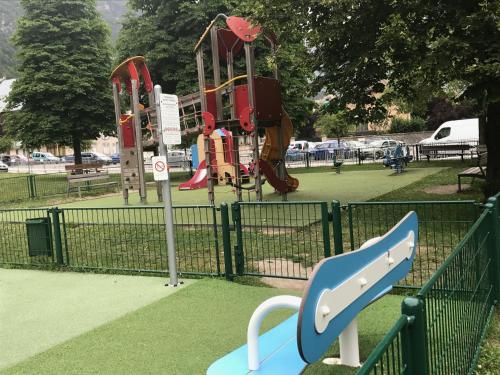 un parque con parque infantil con tobogán en Les Tilleuls, en Le Bourg-dʼOisans